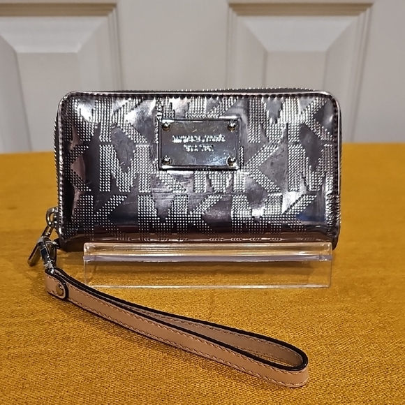 Michael Kors SIlver Metallic Wristlet - EUC - Picture 1 of 8